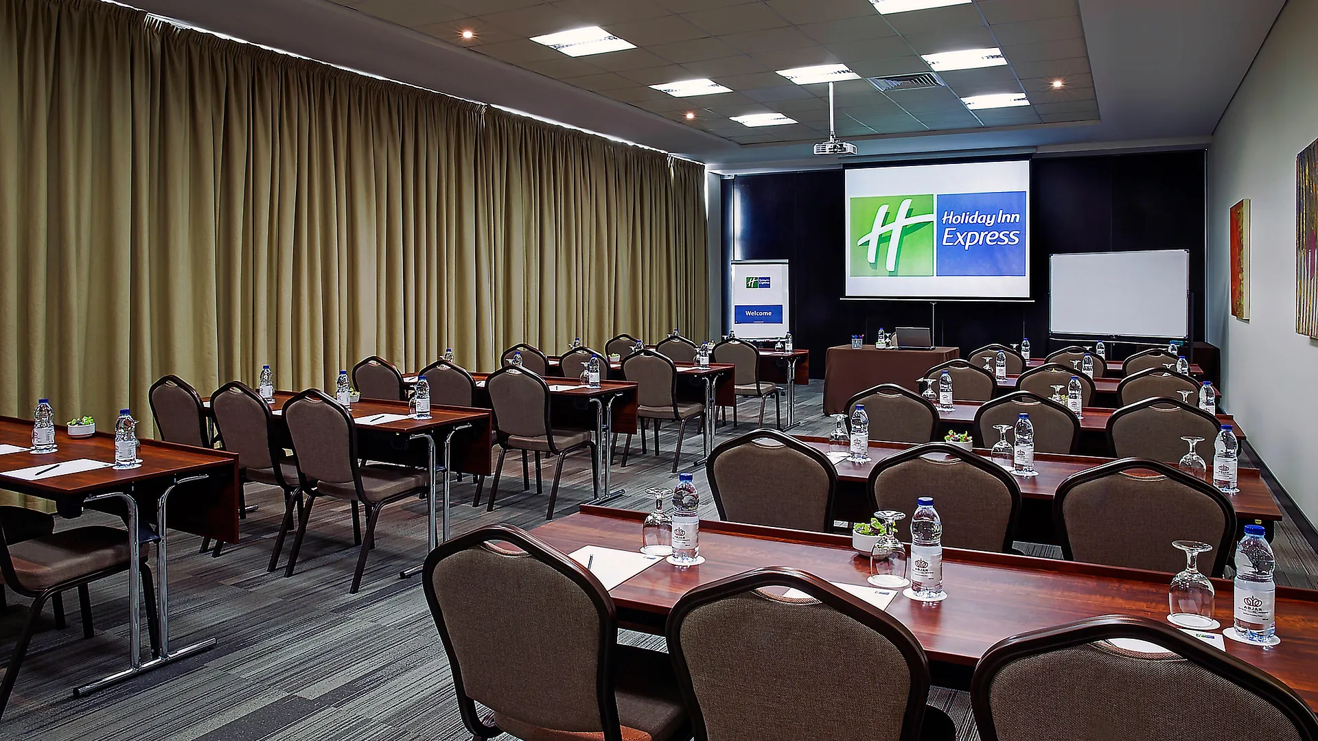Holiday Inn Express Dubai Internet City By Ihg Hotel